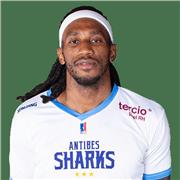 A Basketteur professionnel à antibes prêt à enseigner